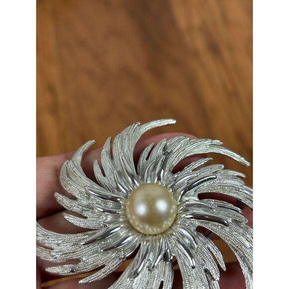 B10 Sarah Coventry Faux Pearl Flower Brooch Womens Pinwheel Swirl Silver Tone - Picture 9 of 11